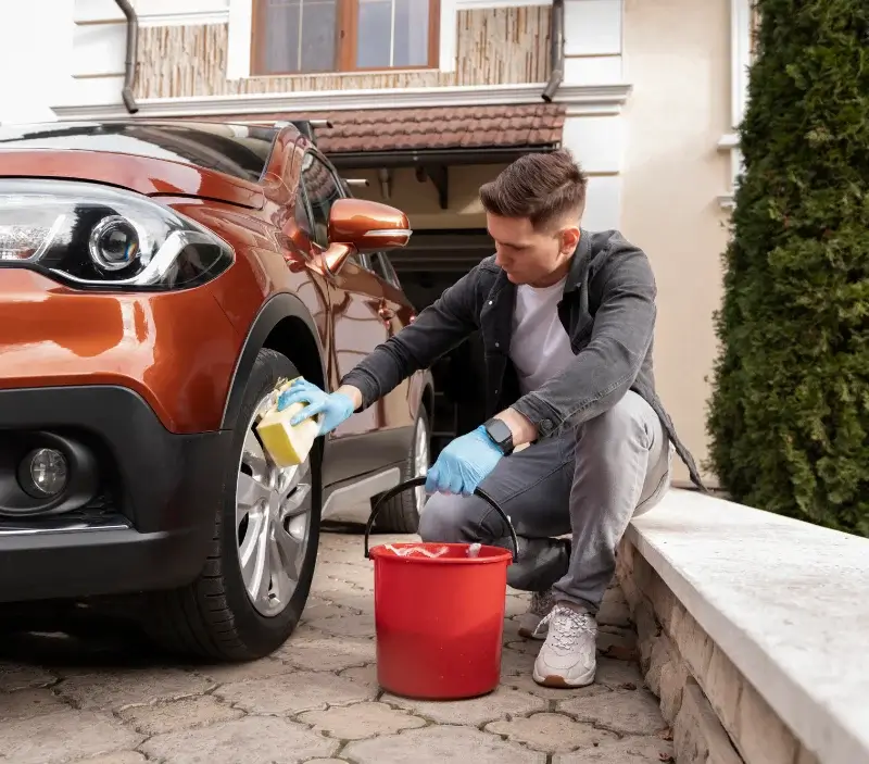 Lavage auto à domicile Carnoët : professionnel intervenant sur un véhicule